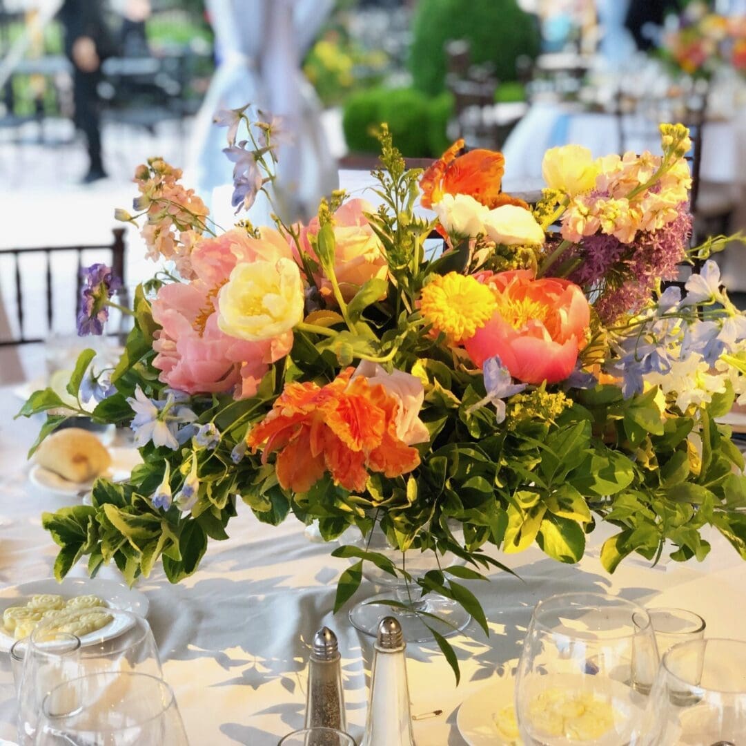 A stunning clear vase filled with beautiful flowers, perfect for wedding tablescape ideas.